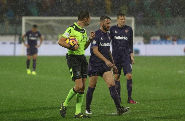Errore fatale di Tatarusanu e il Crotone è avanti (0-1) dopo la sospensione