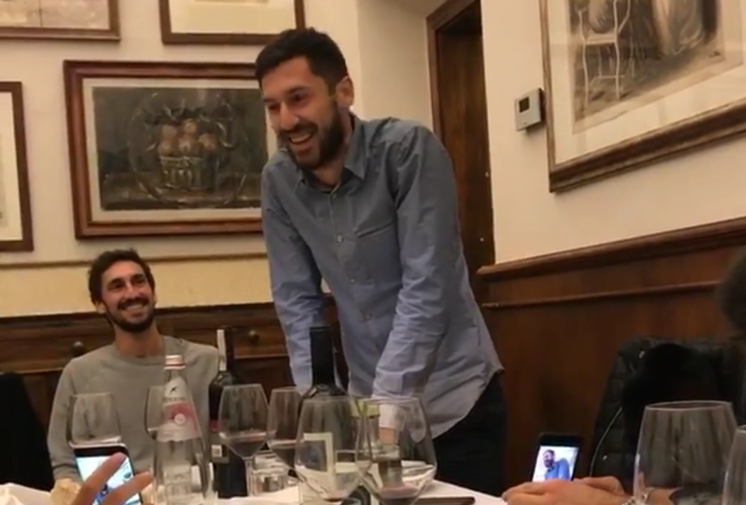 La Fiorentina si ritrova tutta a cena, Sanchez fa lo show, la penitenza degli ultimi acquisti…