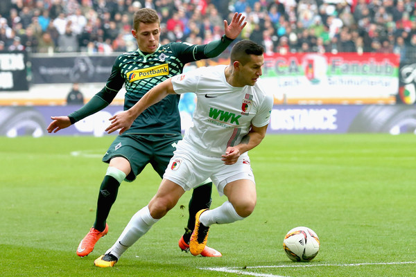 Intanto il M’gladbach perde sul campo dell’Augsburg (1-0) che lo supera in classifica