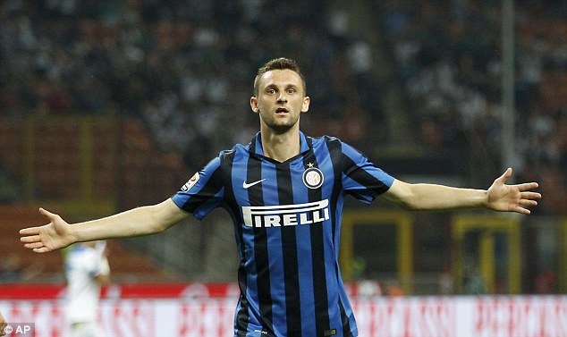 Brozovic spunta dalla nebbia e punisce un Genoa sprecone. A San Siro è 2-0
