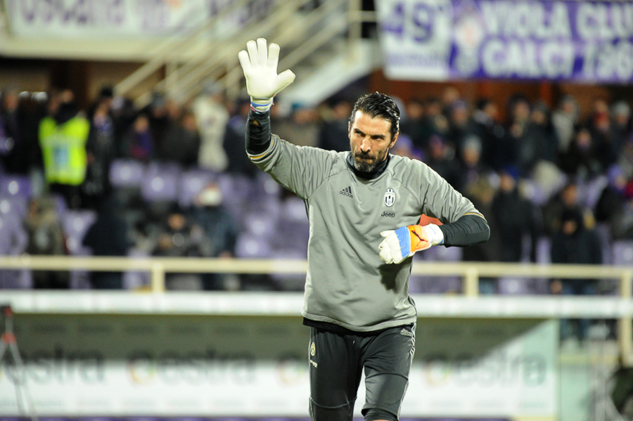 Foto, striscione eloquente sotto casa Buffon in Toscana: “Graçias Real Madrid”