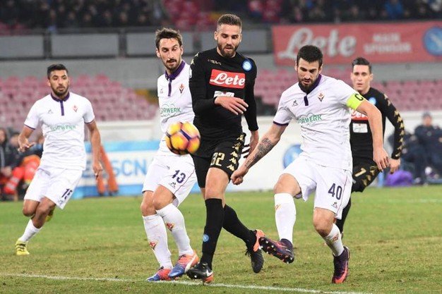 Fiorentina alla pari del Napoli, poi Tomovic rovina tutto. Così scrive il Corriere fiorentino
