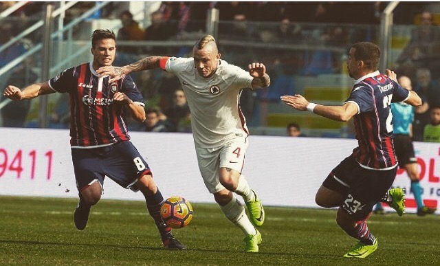 La Roma vince 0-2 a Crotone e torna seconda. Dzeko croce e delizia, Nainggolan ancora in goal…