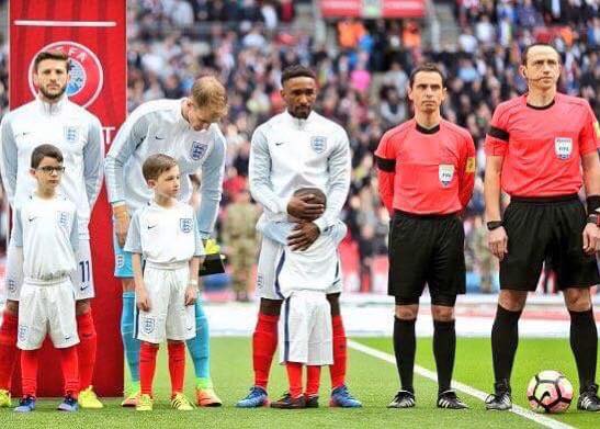 Bradley e il suo amico Jermain: l’abbraccio che commuove il mondo