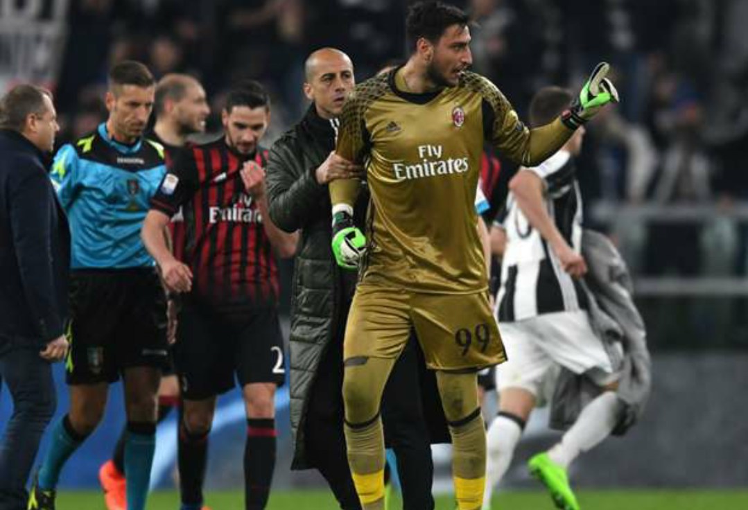 Scritte sugli scudetti “Ladri”, sgabelli rotti, pugni sulle riproduzioni dei titoli. Tutto lo sfogo milanista