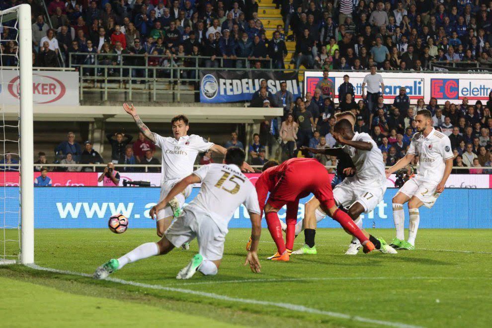 Prima la papera di Donnarumma, poi il gol in netto fuorigioco del Milan. A Bergamo finisce 1 a 1