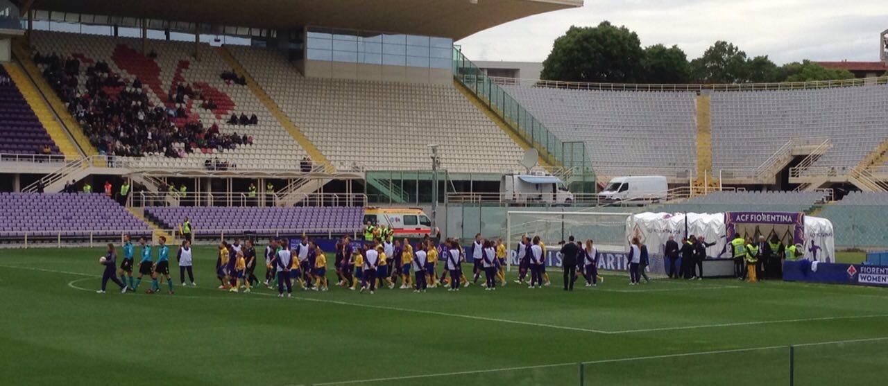Tifosi sotto la pioggia al Franchi per la Fiorentina Women’s. Prefetto dice no alla tribuna coperta, il motivo…