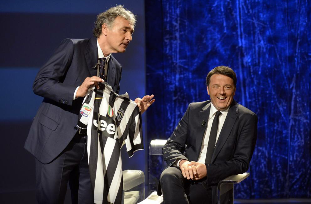 Giletti gli regala la maglia della Juventus ma Renzi la rifiuta: “No grazie non la prendo”