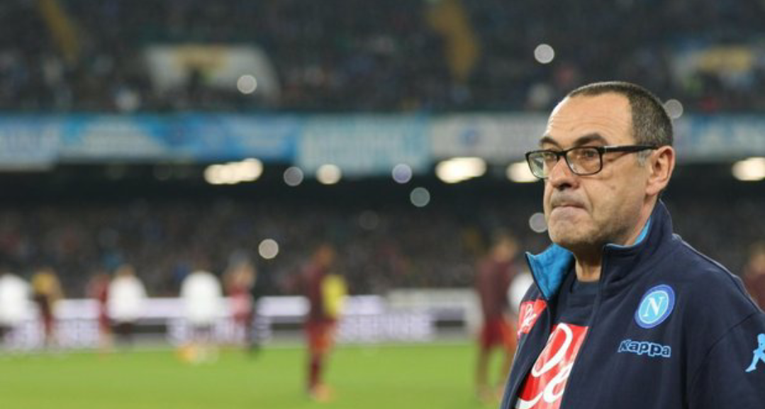 Maurizio Sarri vede a bordo campo Giancarlo Antognoni e corre ad abbracciarlo