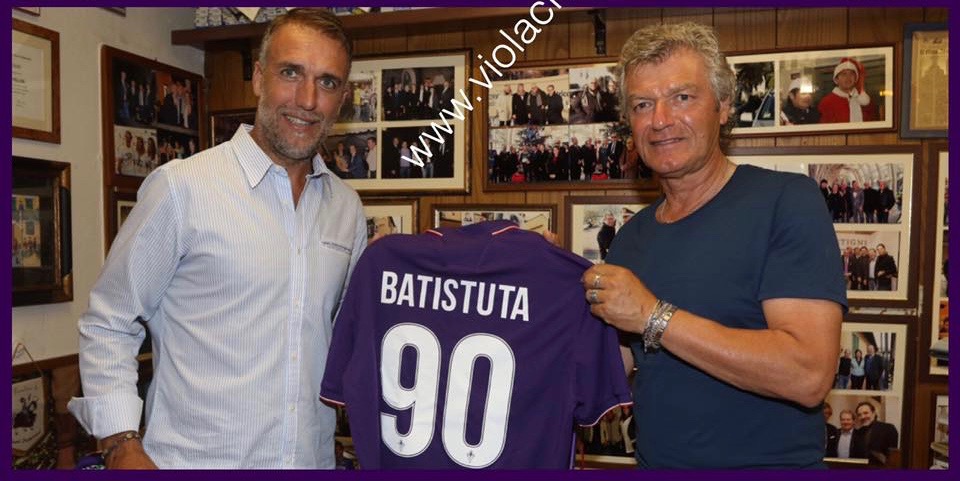La Fiorentina omaggia Batistuta per gli anni trascorsi in viola, il premio dalle mani di Antognoni