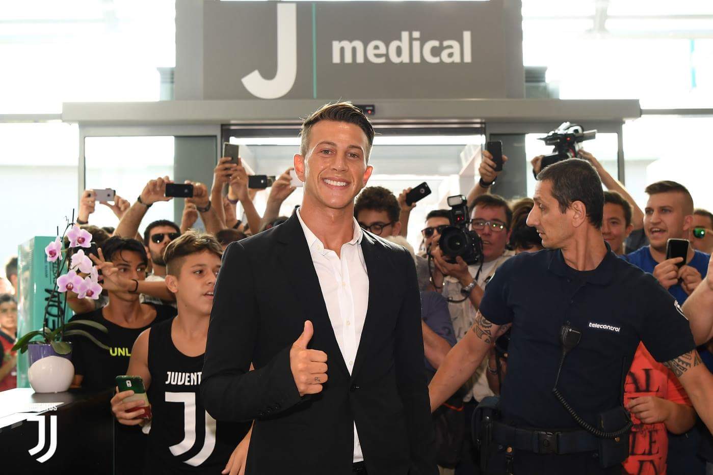 Bernardeschi: “Grazie a tutti per essere qui. Che onore giocare con Buffon. Forza Juventus!”