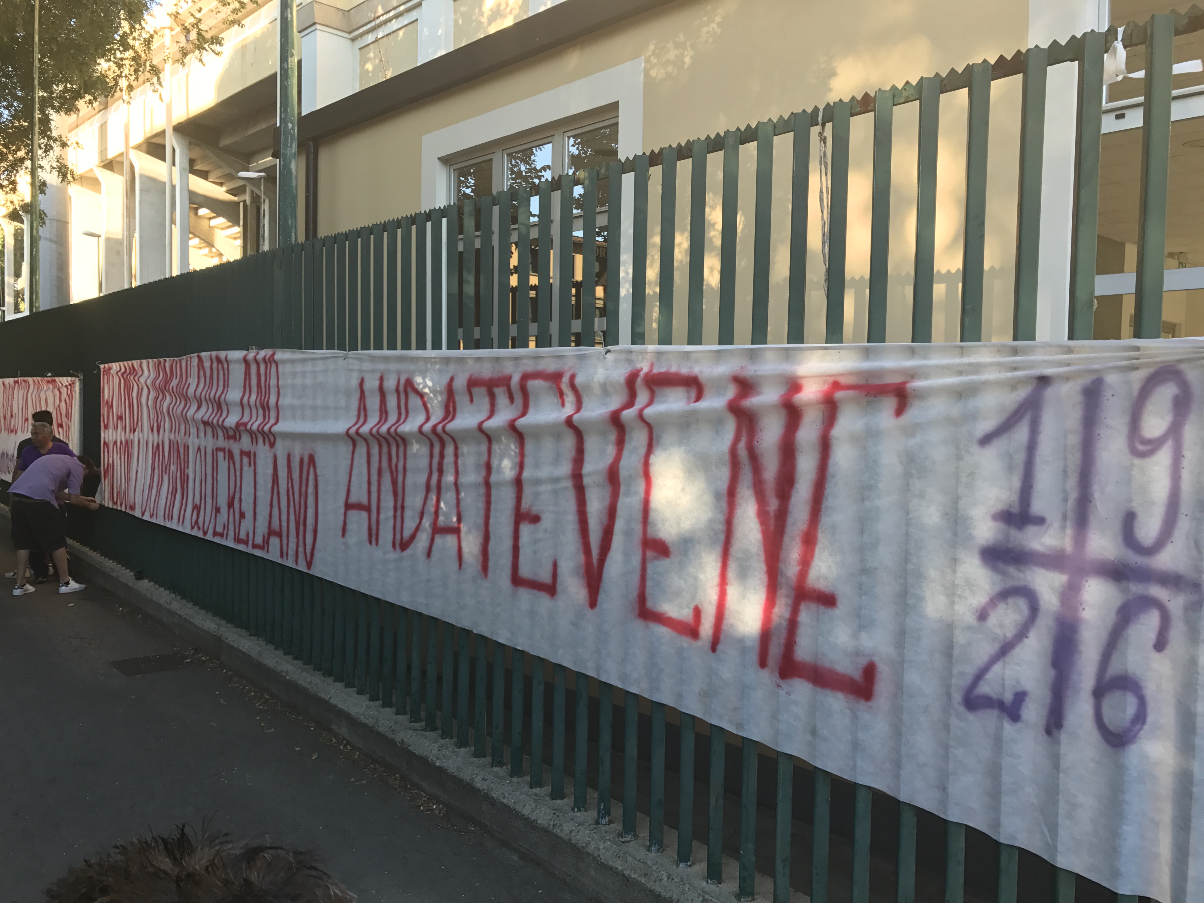 Duecento tifosi sotto casa di Borja Valero per chiedergli di restare. Tutta la giornata viola di ieri dalla nuova maglia alla contestazione