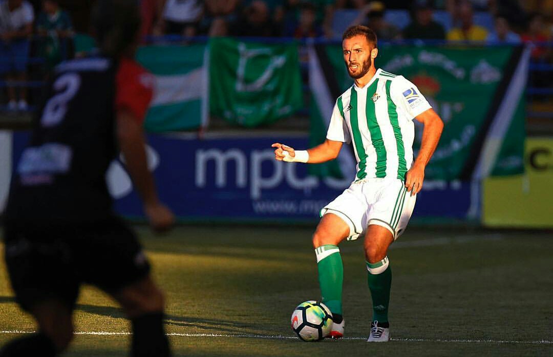 Pezzella: tifosi infuriati per la cessione. Il Betis prende critiche e insulti sui social. I messaggi…