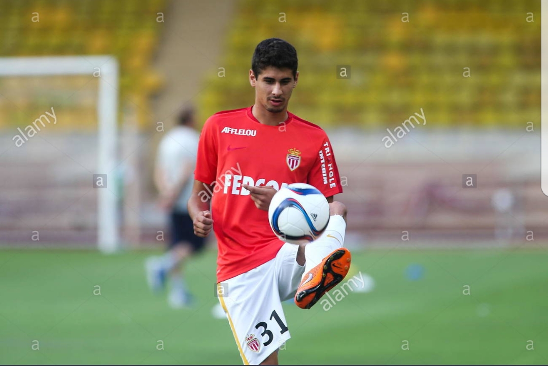 Gil Dias su Facebook: “Molto felice di indossare una maglia storica, grazie Fiorentina!”