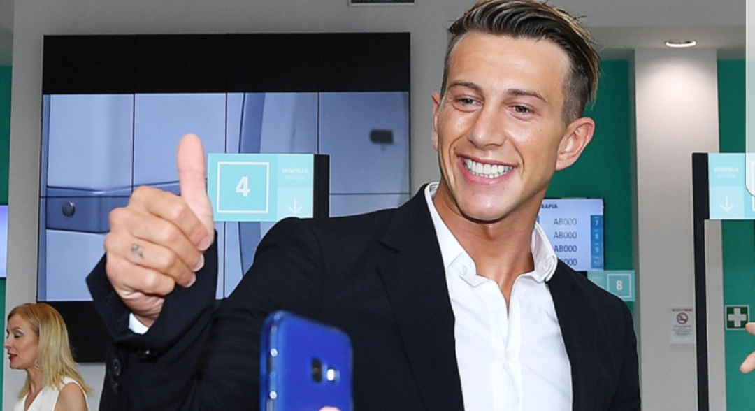 Entra Bernardeschi e i tifosi della Juventus fanno un coro contro la Fiorentina: “Firenze in fiamme, Firenze in fiamme”