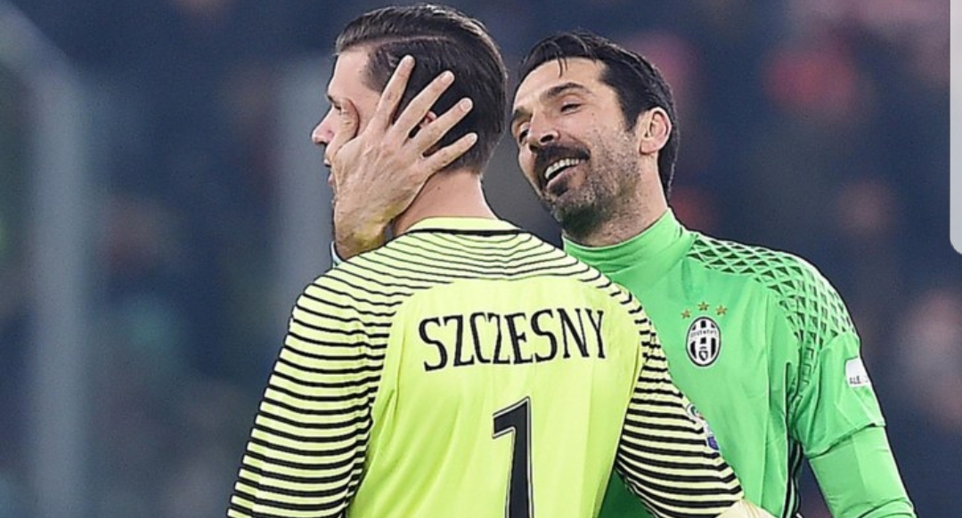 Gioca Szczesny al posto di Buffon, in avanti Douglas Costa al posto di Mandzukic. Tutti i big in avanti