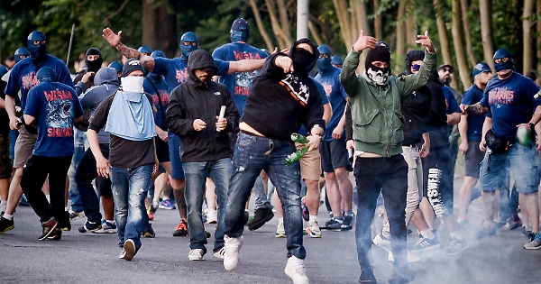 Paura al Colosseo: ultras Roma assaltano supporters del Chelsea. Dentro al pub con i bastoni, diversi feriti