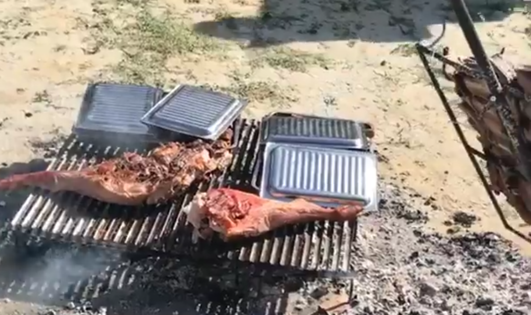 I giocatori della Fiorentina finiscono l’allenamento e restano al centro sportivo per un asado di squadra (VIDEO)