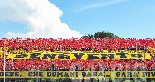 ”Siamo la barzelletta d’Europa”: tutta la rabbia dei tifosi del Benevento dopo il ko con la viola