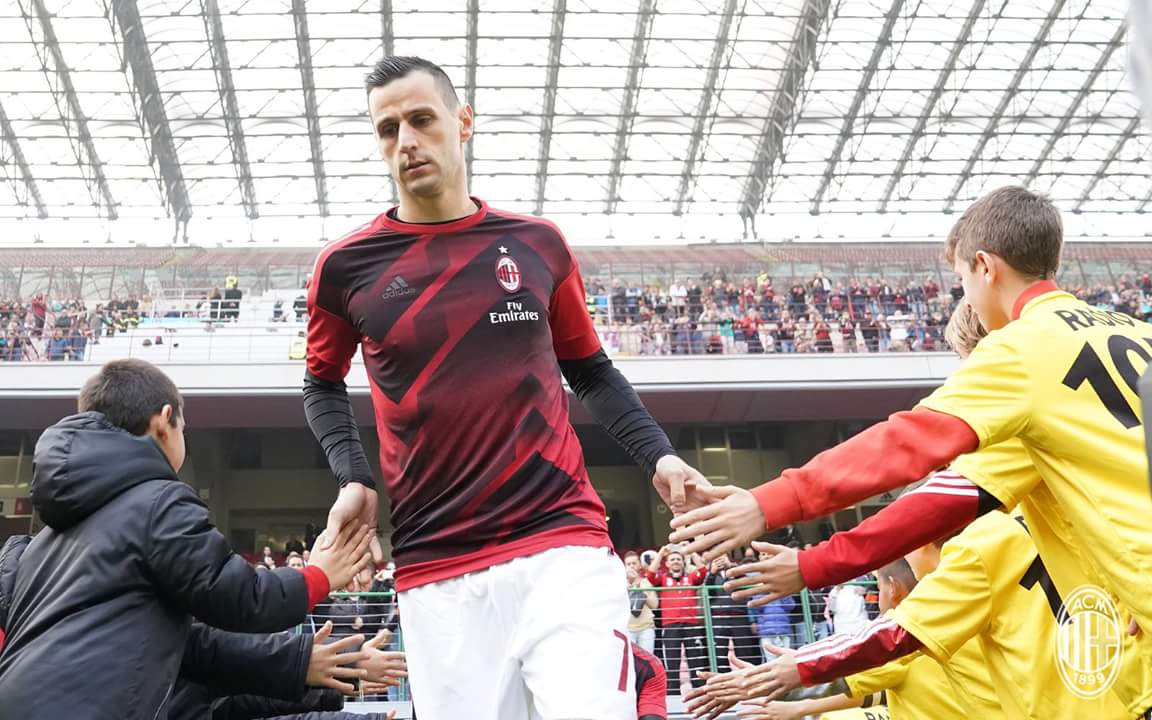 Kalinic viene sostituito e San Siro non perdona, bordata di fischi. Tempi durissimi per il centravanti croato