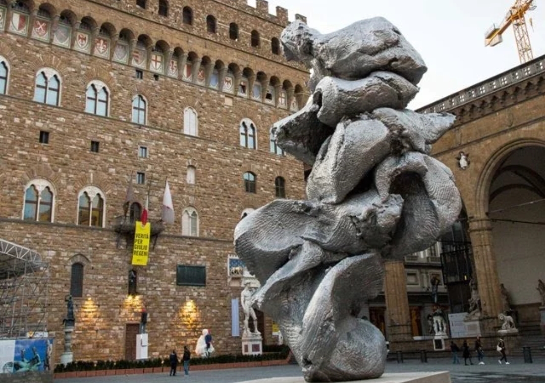 La scultura di arte contemporanea in Piazza della Signoria non piace nemmeno a Saponara: “What is this?!”