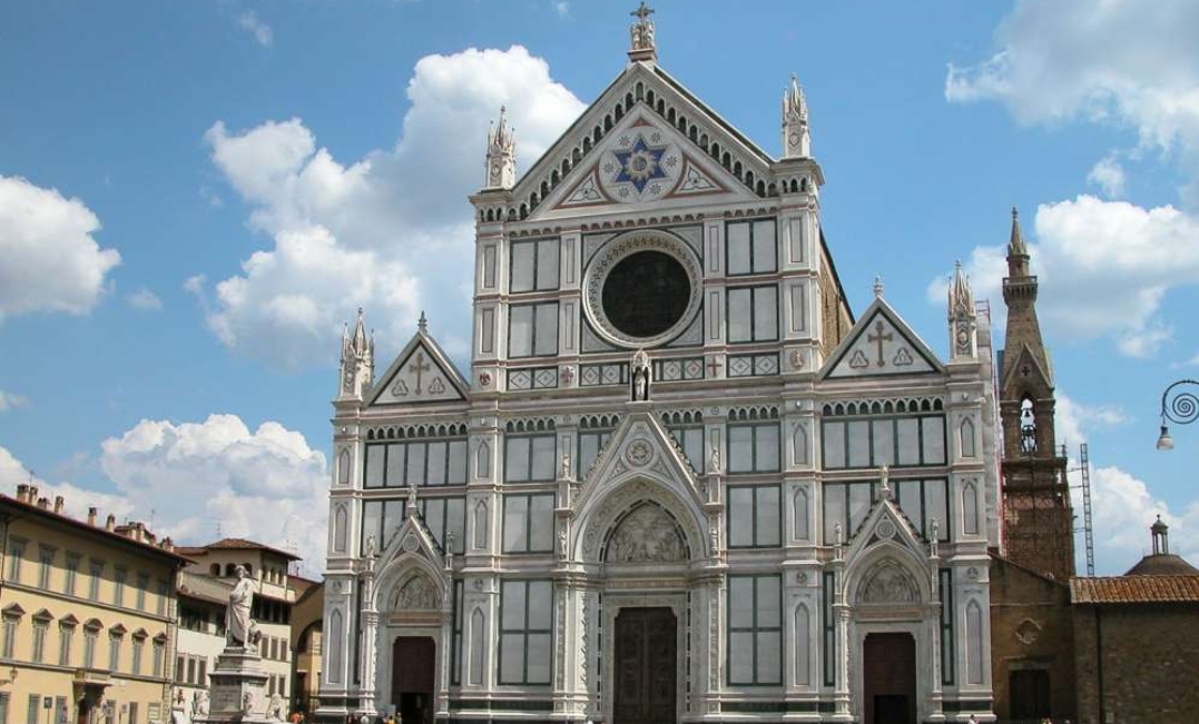 Tragedia a Firenze, si stacca un pezzo all’interno della basilica di Santa Croce, muore un turista