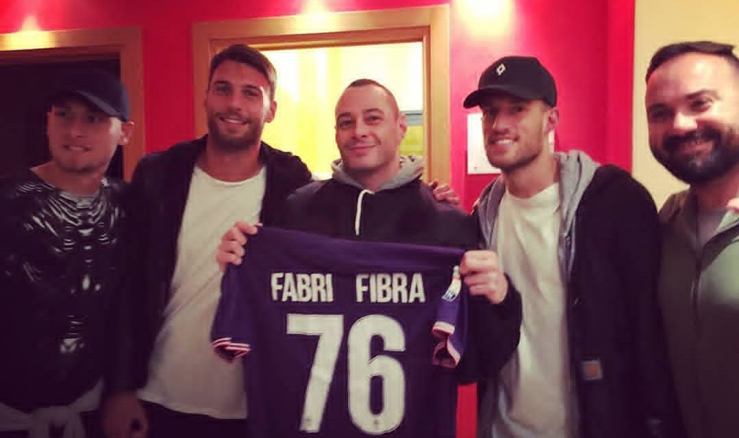 I giocatori viola vanno a vedere Fabri Fibra a Firenze e gli regalano una maglia della Fiorentina