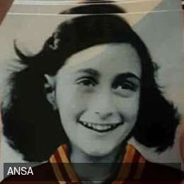 Adesivi di Anna Frank con la maglia della Roma attaccati in Curva Sud dai  laziali