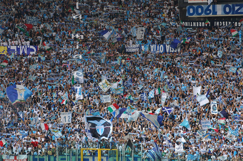 È morto un tifoso della Lazio dopo la partita contro il Parma fuori lo stadio Tardini