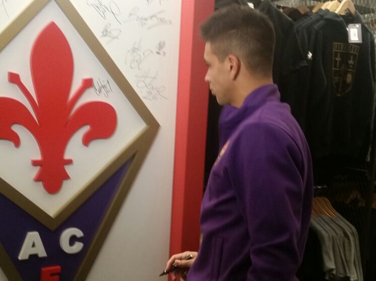 FOTO, Simeone e Astori allo Store del Duomo. Il Cholito firma il logo della Fiorentina