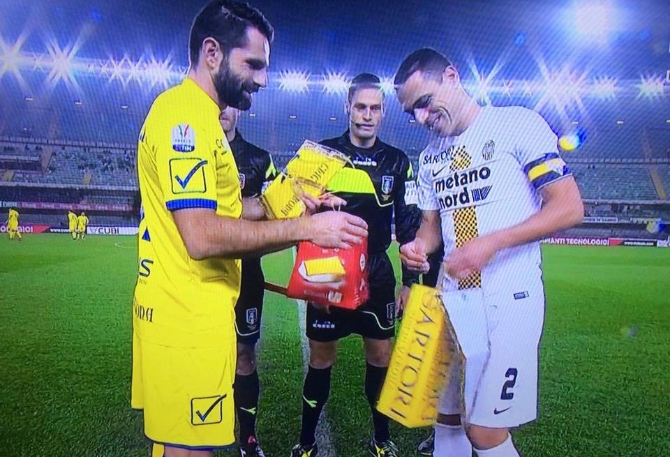 Gagliardetti? Macché, i capitani di Chievo e Hellas Verona si scambiano panettone e vino