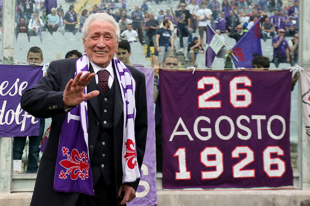 É morto Narciso Parigi, adesso canterà l’inno della Fiorentina in paradiso. Una notizia triste per i colori viola