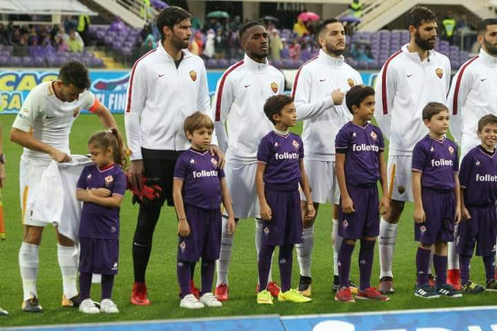 FOTO, la bambina con la maglia della Fiorentina ha freddo? Florenzi si toglie la giacca e la copre