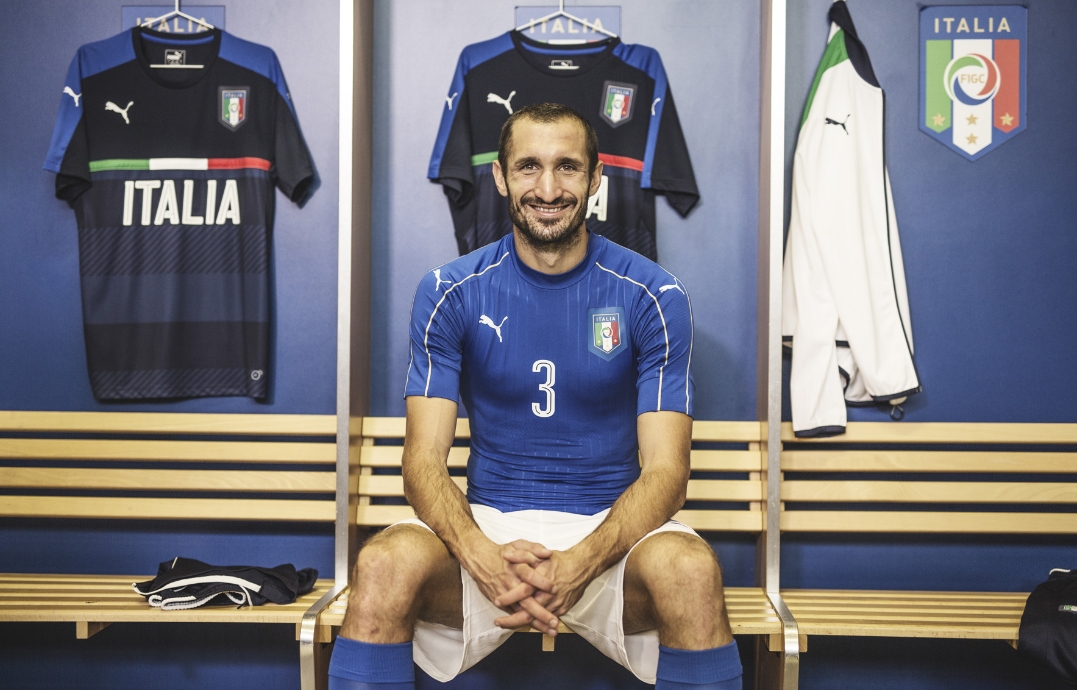 VIDEO, la vergognosa simulazione di Chiellini per far espellere l’attaccante della Svezia Berg
