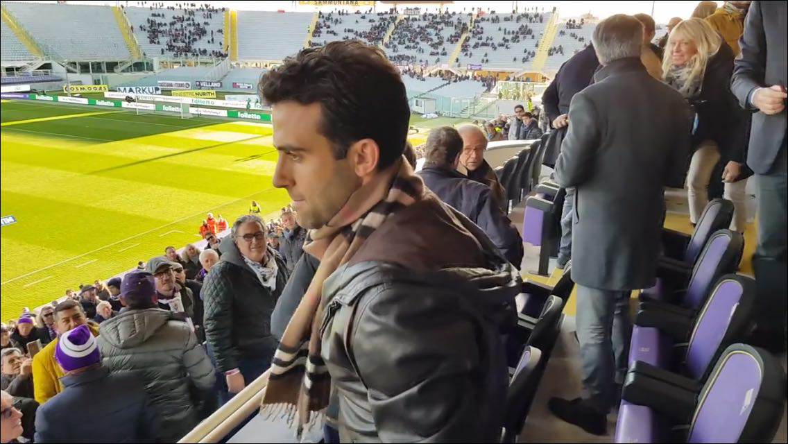 Lo stadio acclama Pepito cantando: “Il fenomeno!” e lui risponde con la mano sul cuore