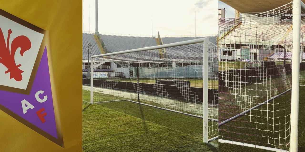 Nuove bandierine con lo scudetto della Fiorentina e reti bianco viola delle porte allo stadio Franchi