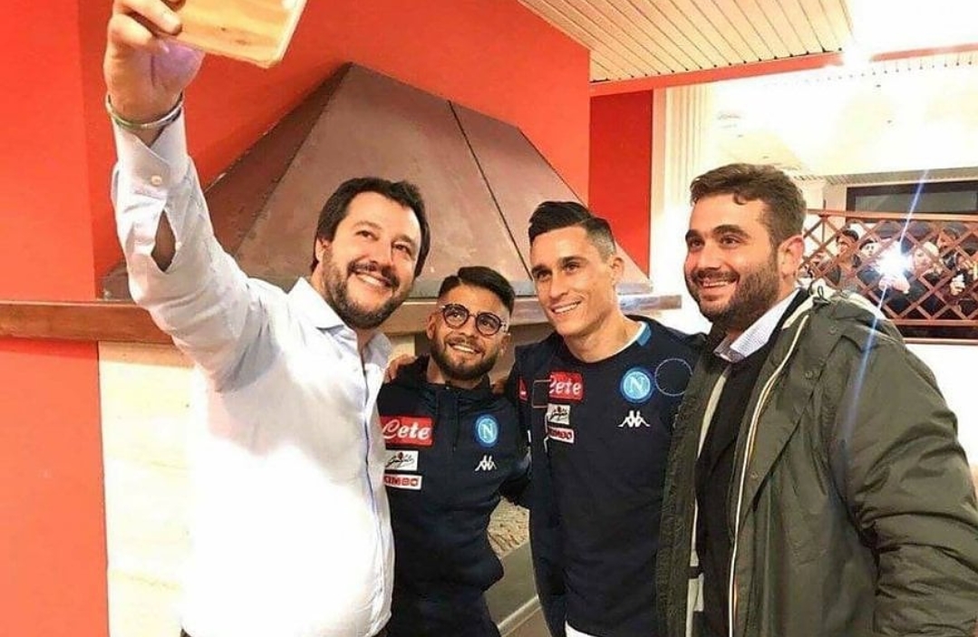Caos a Napoli per una foto con Salvini: “Ci ha chiesto scusa per alcune frasi, scuse non accettate”