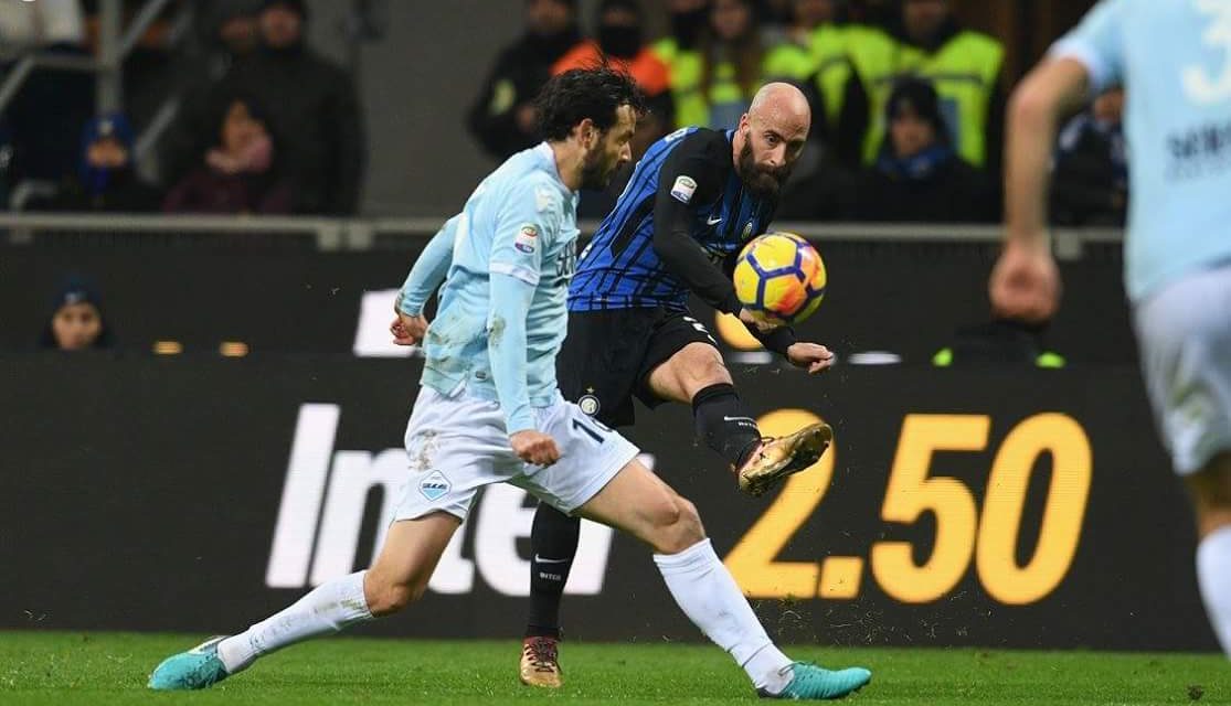 Borja Valero si prende diversi fischi nel primo tempo. Dopo l’amore, i fiorentini si dividono.