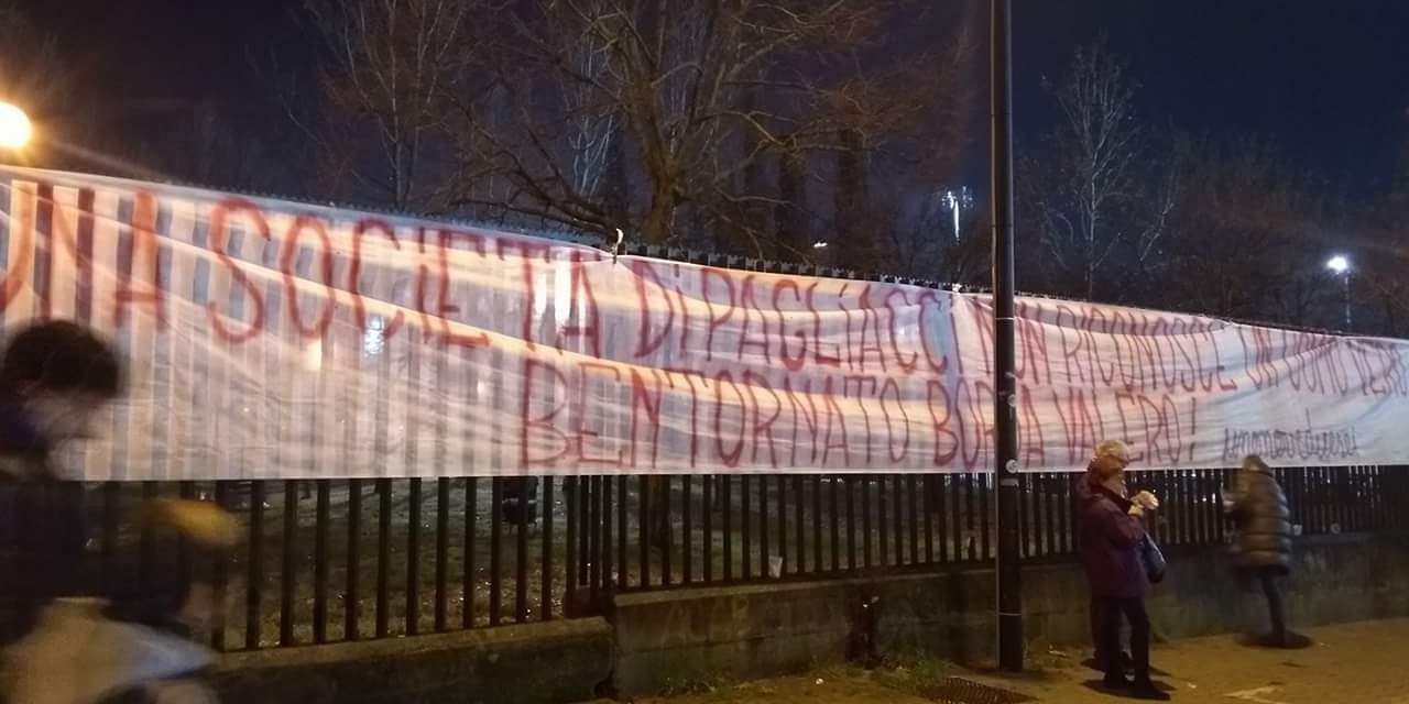 Lo striscione della Fiesole: “Una società di pagliacci non riconosce un uomo vero. Bentornato Borja Valero!”.