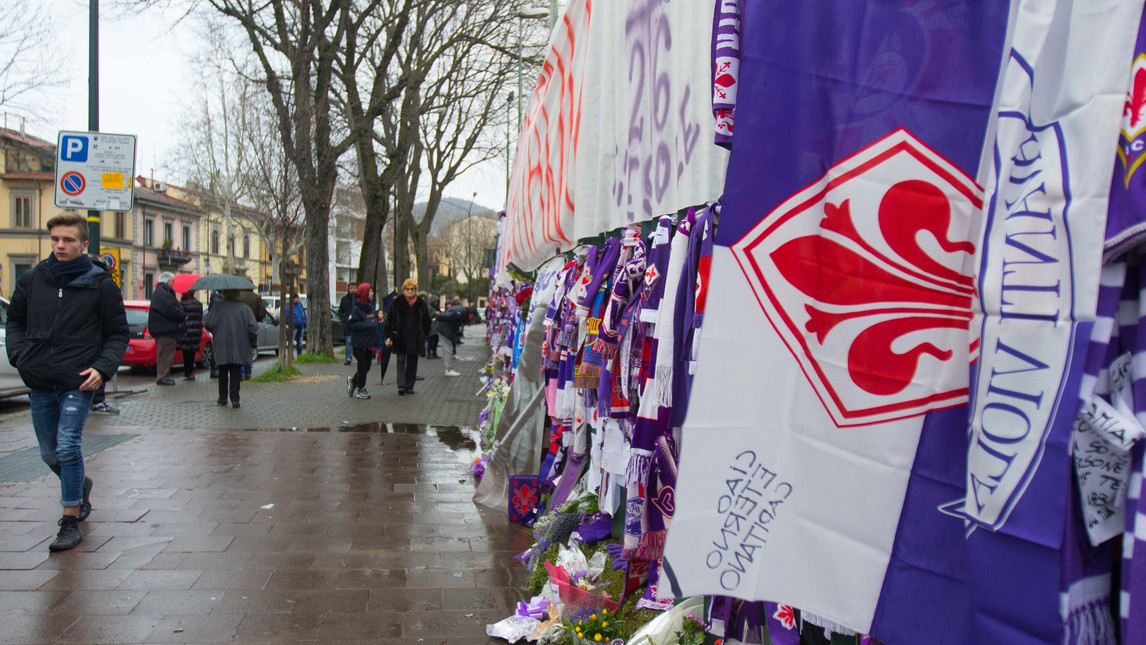 Funerali Astori, delegazioni da Milan, Samp, Cagliari e Federazione per lui. Dopo la cerimonia torna “a casa”