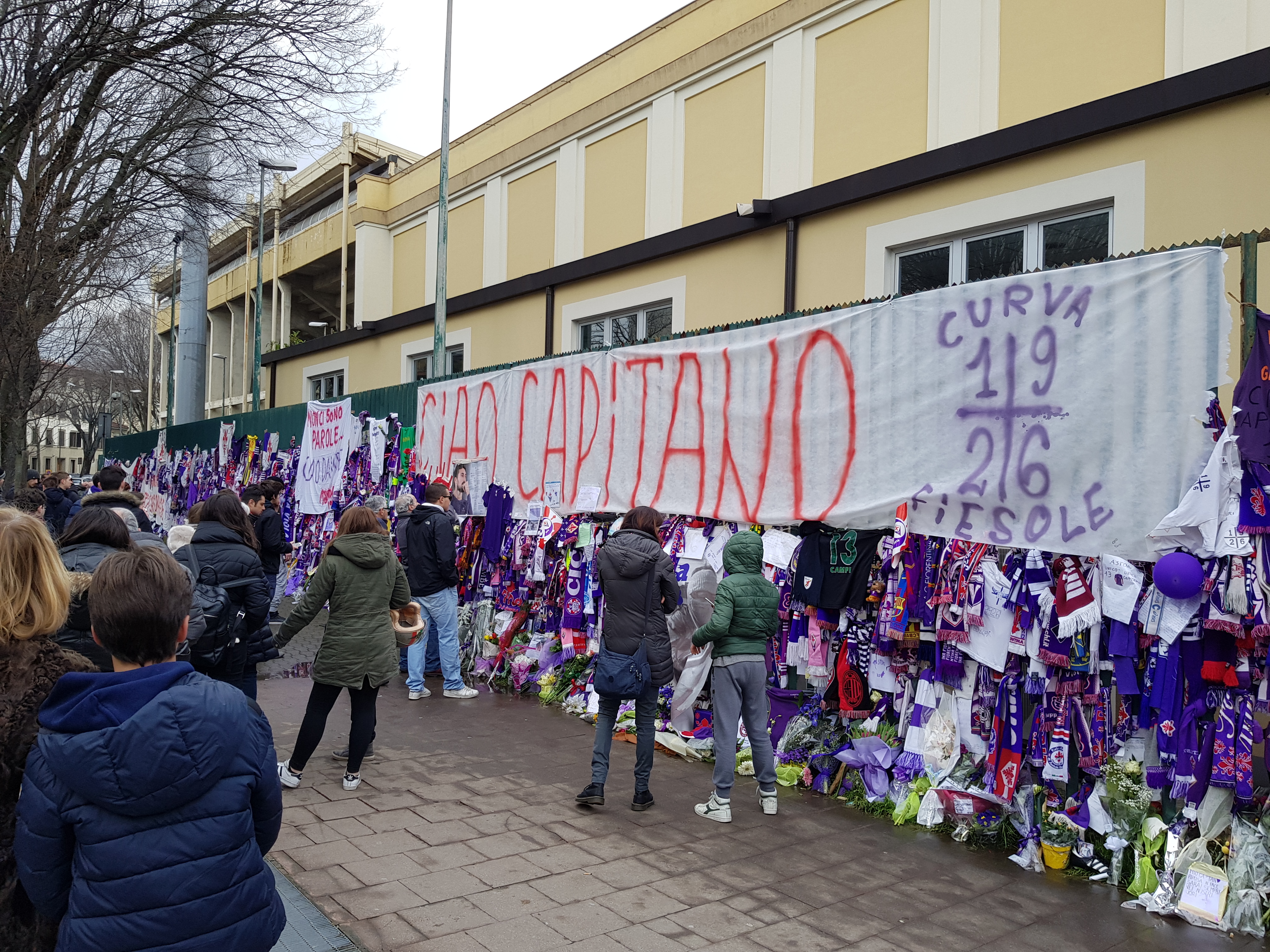 FOTO, Tantissimi tifosi aspettano allo stadio Franchi il passaggio del corpo di Astori