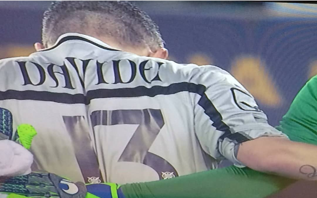 Il Chievo omaggia così Astori, nome sulla maglia, numero 13, fascia dedicata