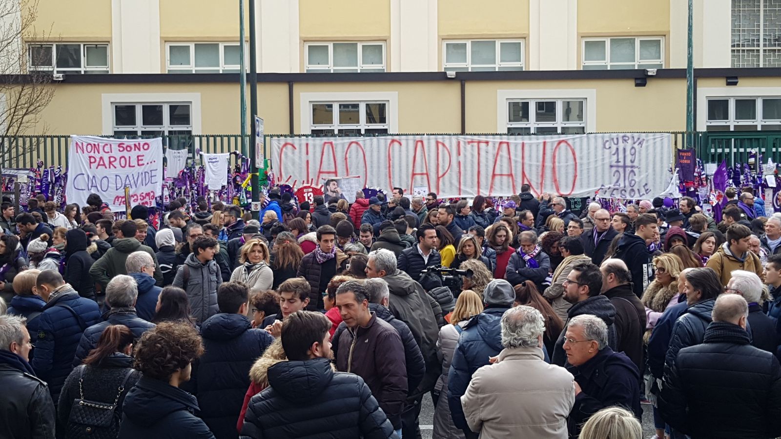 (LIVE) FUNERALE ASTORI: IL SALUTO DI FIRENZE AL CAPITANO DELLA FIORENTINA