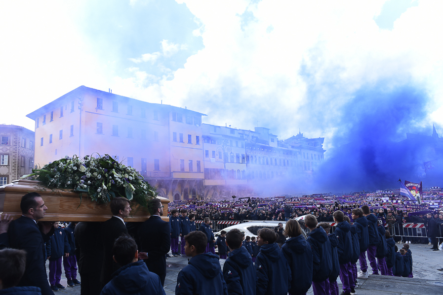 L’Avvenire titola: in ventimila per l’ultimo saluto ad Astori, capitano coraggioso