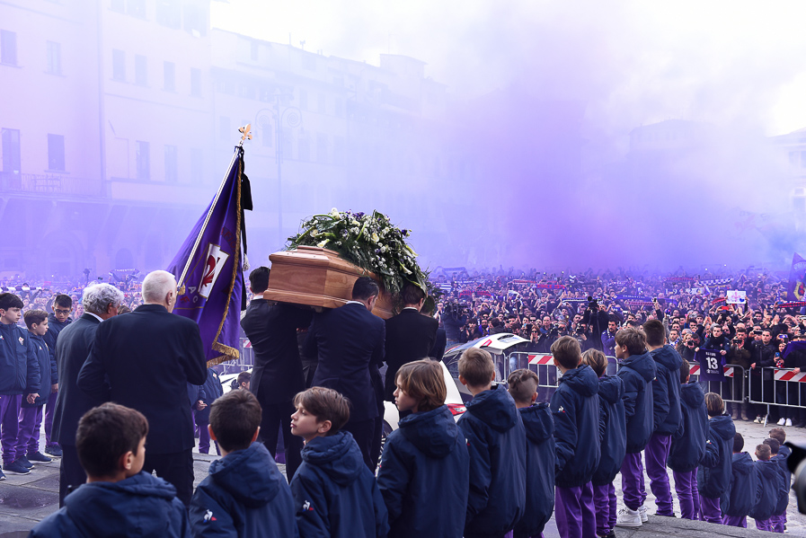 VIDEO, La Fiorentina ringrazia così i tifosi viola presenti a Santa Croce “C’è solo un capitano”