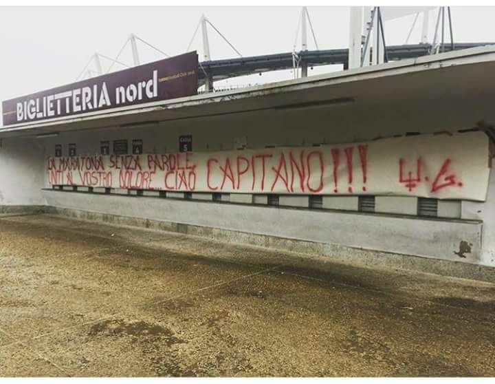 Striscione fuori dal Grande Torino: “Ciao Capitano, siamo vicini al vostro dolore”