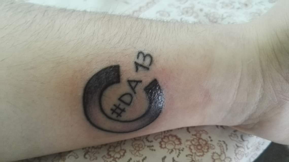 “Capitano Davide Astori 13” il tatuaggio di un tifoso della Fiorentina di Napoli