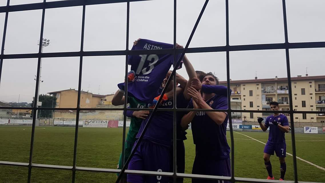Segna la primavera e Pinto mostra la maglia di Astori: “Gli dedichiamo il gol anche se non è nulla…”