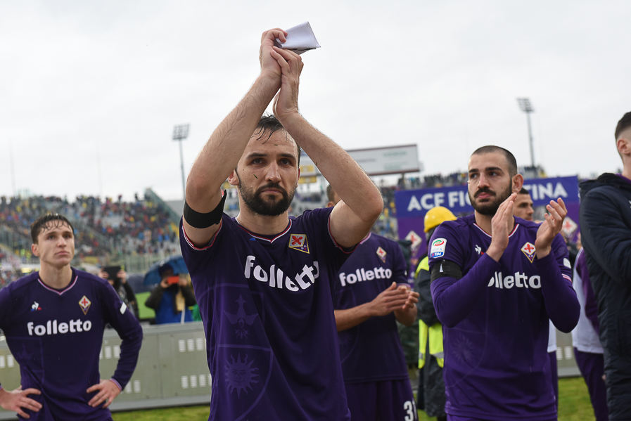 FOTO, la squadra va sotto la Fiesole a fine partita. Badelj mostra la fascia di Astori