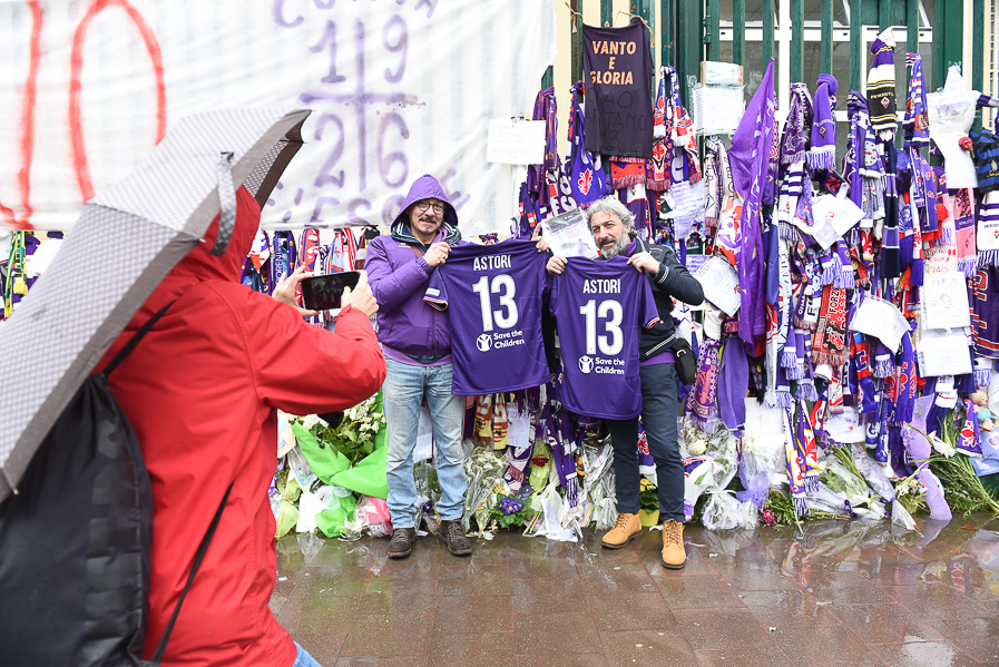 VIDEO, Jovanotti canta a Firenze in onore di Astori. E la gente si commuove..